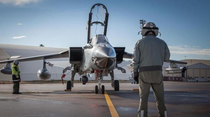 Ein Pilot und ein Techniker arbeiten in Incirlik an einem Recce-Tornado der Luftwaffe der Bundeswehr. Foto: Bundeswehr/Falk B