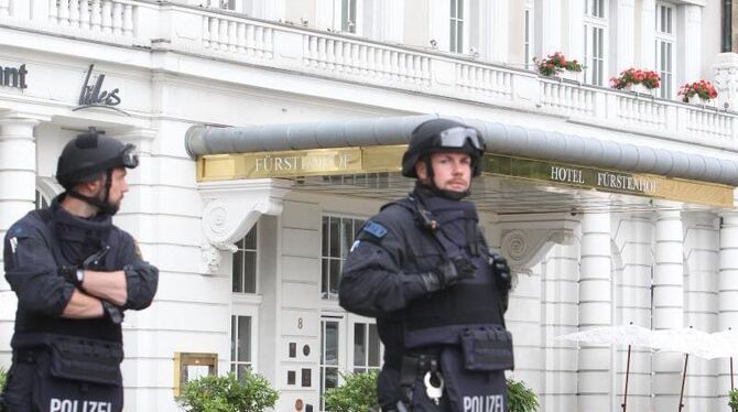 Die Polizei sperrt die Umgebung um das Hotel Fürstenhof in Leipzig nach einer Terrorwarnung ab. Foto: Sebastian Willnow