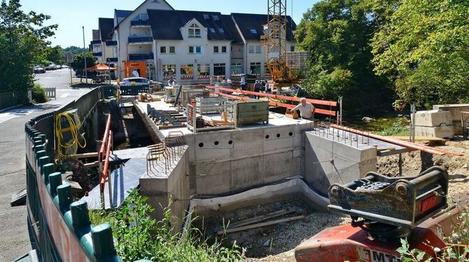 Links die alte Brücke, die abgerissen wird, rechts der Neubau, der auch einen besseren Hochwasserschutz ermöglicht. Foto: Nietha