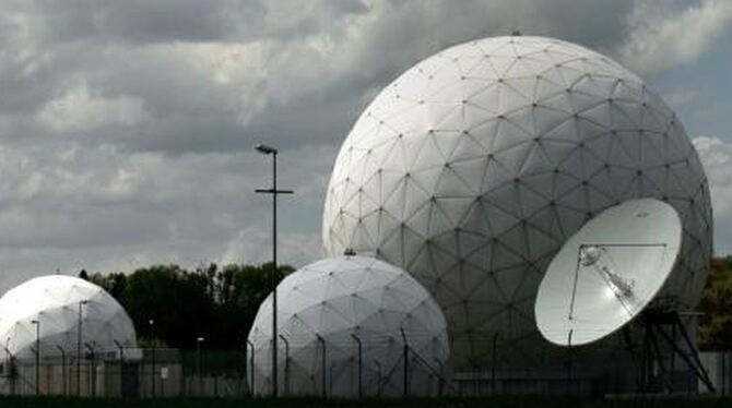 Radarkuppeln auf dem Gelände der Abhörstation des Bundesnachrichtendienstes (BND) im bayerischen Bad Aibling. Foto: Angelika War