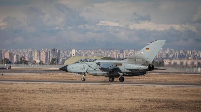 Ein Tornado der Luftwaffe startet vom Stützpunkt im türkischen Incirlik zu einem Einsatzflug. Foto: Bundeswehr/Falk Bärwald/A