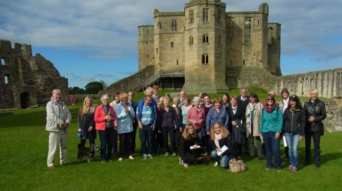 Deutsch-englische Partnerschafstbegegnung, hier vor dem  Warkworth Castle, einer bedeutenden frühen Festung. FOTO: PARTNERSCHAFT