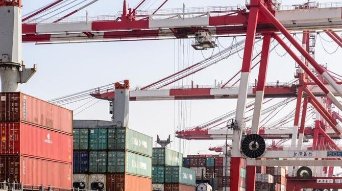 Containerhafen in Shanghai: Besonders stark ging der Handel mit Ländern außerhalb der EU zurück. Foto: Ole Spata