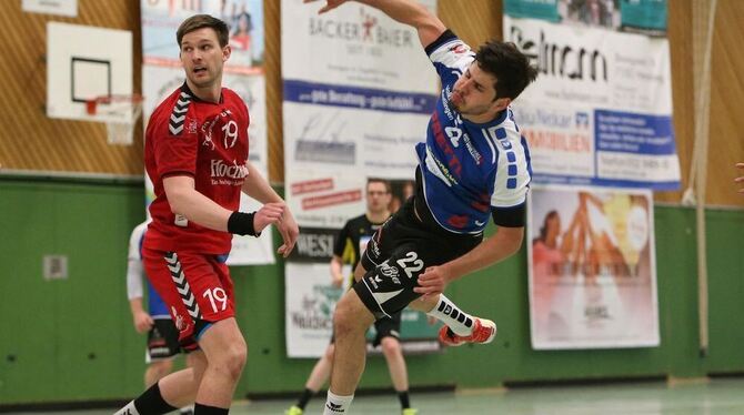 Glück im Unglück: Florian Möck (rechts) vom VfL Pfullingen. FOTO: EIBNER