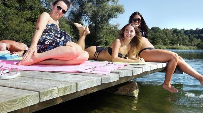 Wäre das nicht schon vor Monaten möglich gewesen? Elena, Viktoria und Luana (v.l.) genießen am Schwarzachtalsee in Baden-Würt