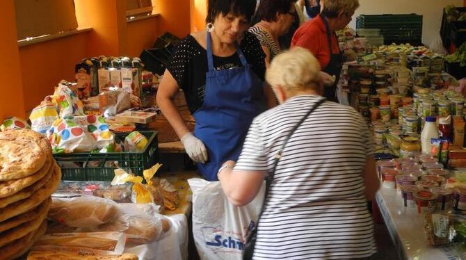 Bürger werden in Koblenz mit Lebensmitteln versorgt. Foto: Christian Schultz/Archiv