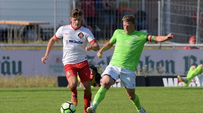 Erzielte seine ersten beiden Punktspieltore für den SSV Reutlingen: Kapitän Andreas Mayer (rechts), hier im Zweikampf mit dem Ne