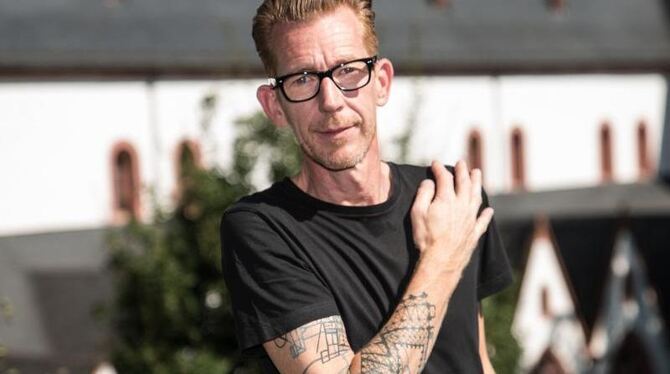 Der Architekt Joachim Träuptmann zeigt sein Unterarm-Tattoo mit dem Grundriss von Kloster Eberbach. Foto: Andreas Arnold