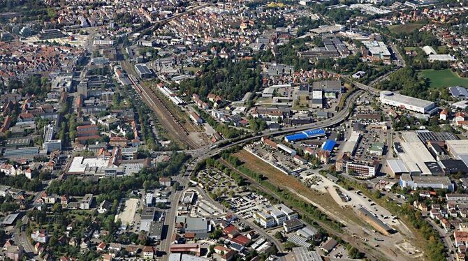 Der Güterbahnhof: Die Fläche entlang der intakten Bahnlinie, die sich im Bild diagonal von links oben nach rechts unten zieht, w