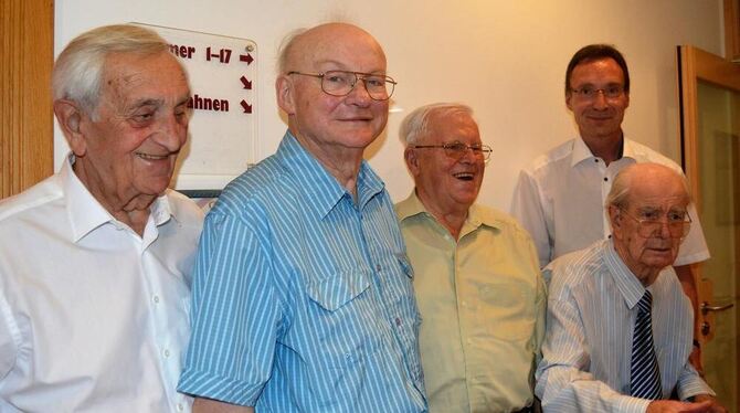 Für langjährige Mitgliedschaft geehrt: Rolf Schneider, Walter Straub, Rolf Uhlig, Peter Frank und Bert Wagner (hinten). FOTO: VE