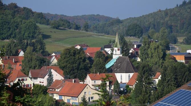 uch wenn er angeschlagen ist, der Kirchturm der Gomadinger  Martinskirche ist weithin sichtbar.