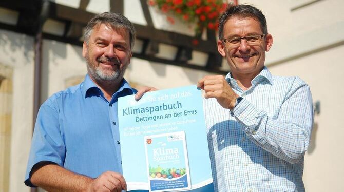 Bürgermeister Michael Hillert (links) und Norbert Schmid, Geschäftsführer der Ermstal Energie Dettingen, weisen plakativ auf  da