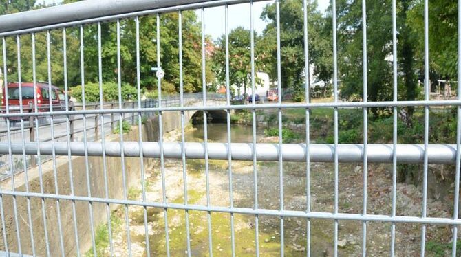 Die engmaschigen Gitter entlang der Bachläufe in Pfullingen – hier am Eierbach in der Schlossstraße – werden abgebaut.