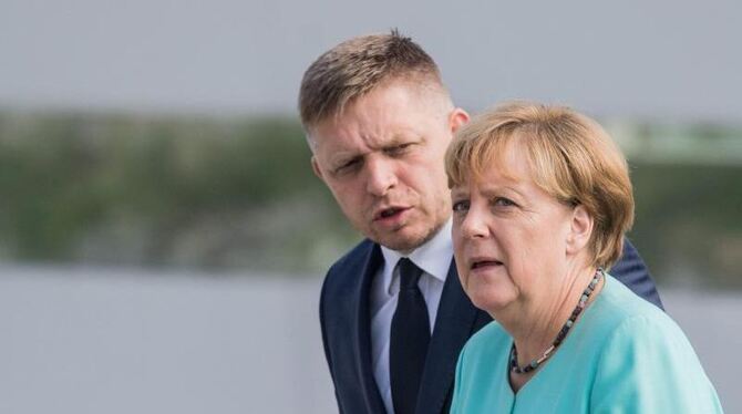 Der slowakische Regierungschef Robert Fico zusammen mit Bundeskanzlerin Angela Merkel in Bratislava. Foto: Christian Bruna