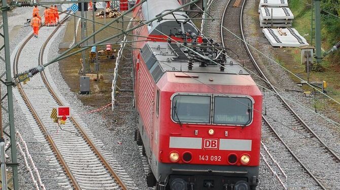 Bahnhof Metzingen:  Das Gleis 3, auf dem die Ermstalbahn verkehrt (links), wurde gestern freigegeben. Seither werden die  Gleise