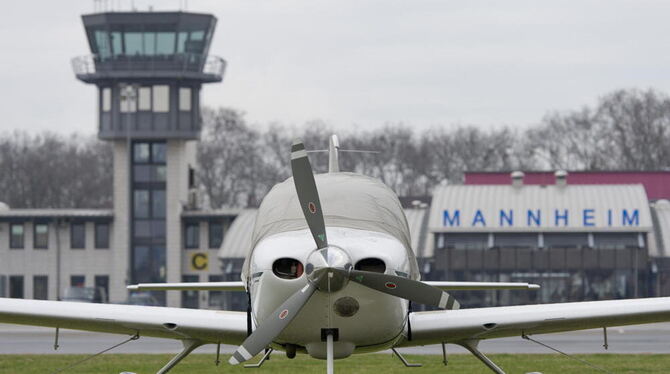 Ein Kleinflugzeug steht in Mannheim auf dem Vorfeld des Flughafens.